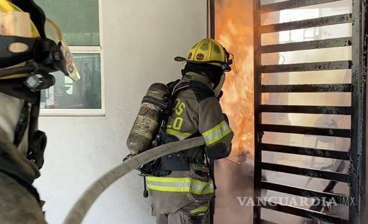 $!Los bomberos atendieron la emergencia en el hogar de Juan Ángel “N”, realizando labores de rescate tras el flamazo que le causó graves quemaduras.