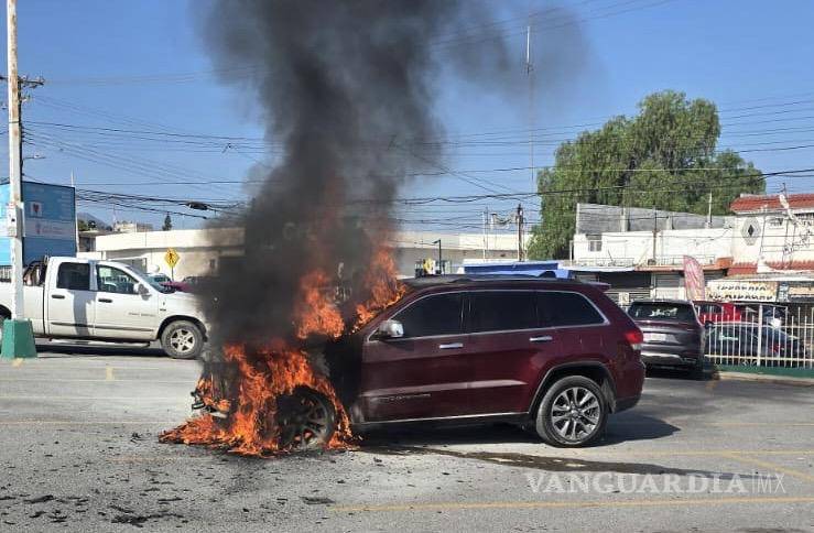 $!Un aparente cortocircuito habría provocado que la camioneta comenzara a incendiarse al momento de ser encendida.