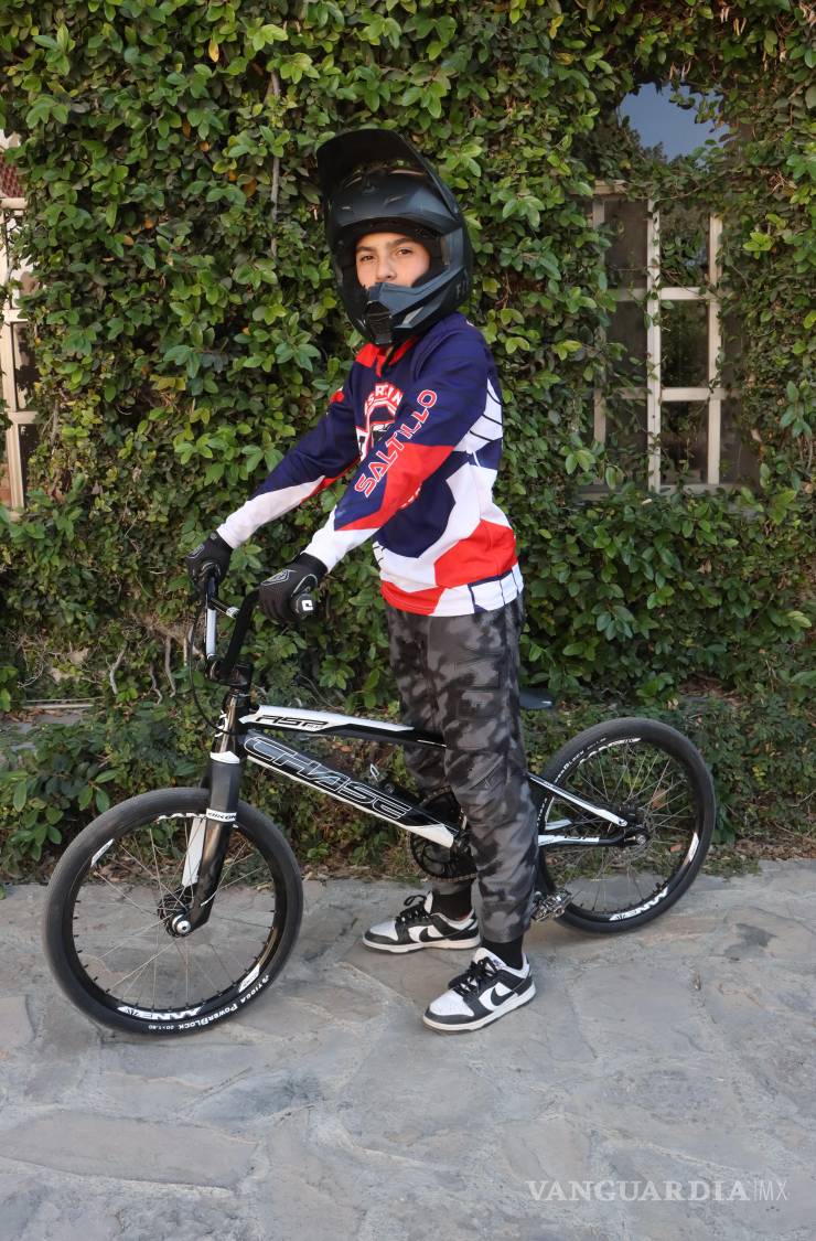 $!A pesar de las lesiones y la falta de infraestructura en su ciudad, Sebastián sigue pedaleando con disciplina y pasión rumbo a sus metas.