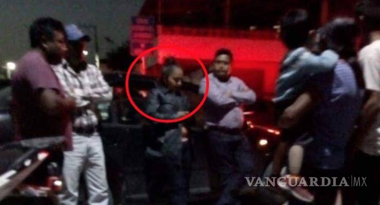 $!Diputada de Morena se pasa alto y atropella a joven, es retenida por pobladores