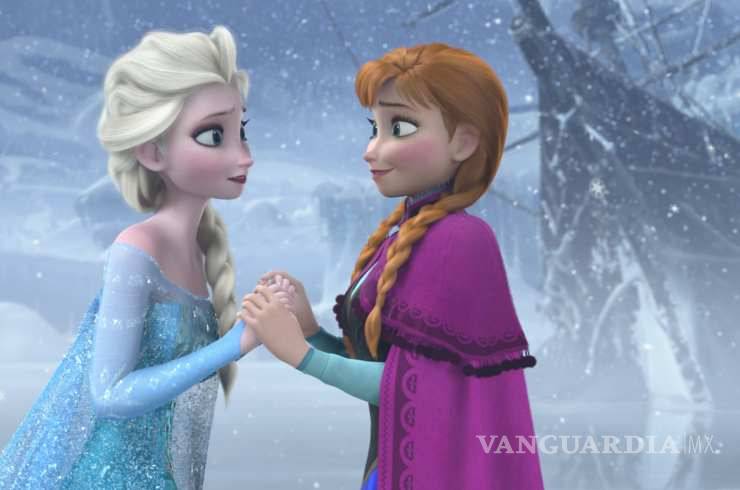 $!'Las Frozen son lesbianas'; mujer regaña a sus hijas y afirma que 'Disney es del diablo'