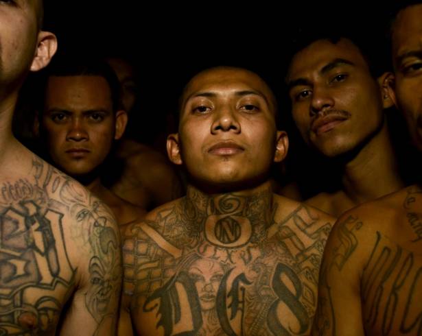 Reclusos en una prisión de El Salvador. En las últimas dos décadas, las prisiones se han convertido en centros de reclutamiento para los carteles y las pandillas de América Latina, dicen los expertos, lo que fortalece su control social.
