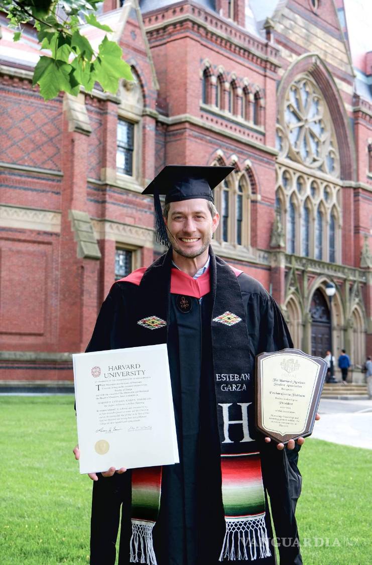 $!Esteban se gradúa de Harvard de la Maestría en Planeación Urbana, portando orgulloso una estola de sarape saltillense, tejida en telar por el maestro Rubén Tamayo.