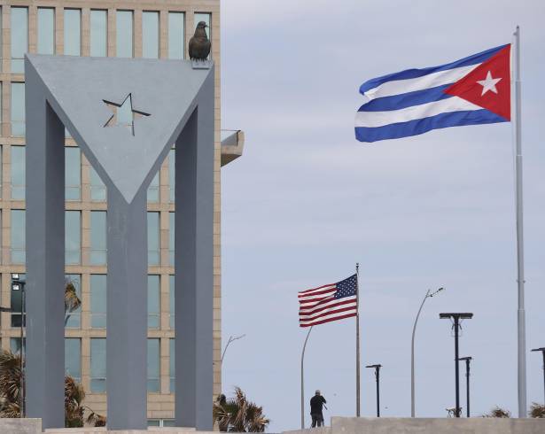 Fachada de la embajada de Estados Unidos, en La Habana. Los expertos coinciden en resaltar las diferencias que separan a la isla de los otros dos países en los que EU ha intervenido recientemente.