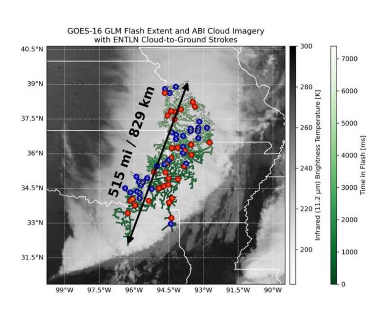 $!Imagen satelital del relámpago de extensión récord de 829 km que se extendió desde el este de Texas hasta cerca de Kansas City el 22 de octubre de 2017.