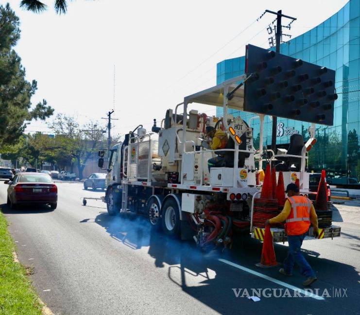 $!Trabajadores realizan los últimos detalles en el bulevar Venustiano Carranza, uno de los proyectos clave del 3er Maratón de Obras Saltillo Nos Une.