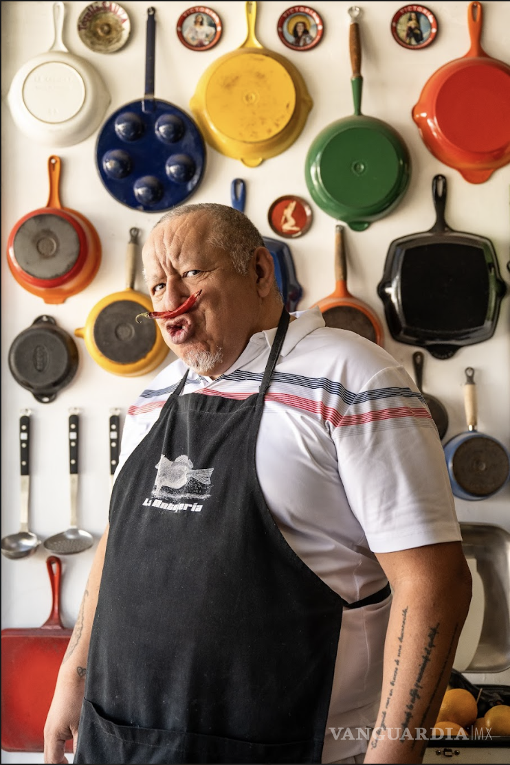 $!Nacho comparte mesa con personas nuevas, amigos y viejos conocidos.