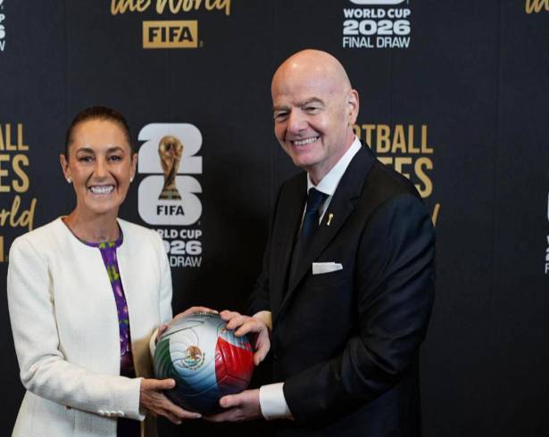 Claudia Sheinbaum Pardo, presidenta de México, posa con Gianni Infantino, presidente de la FIFA, durante el día de sorteo en qué se definirán los grupos de la contienda mundialista 2026.