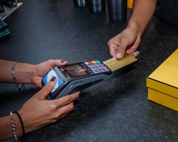 El financiamiento mediante plásticos bancarios alcanzó los 693 mil 618 millones de pesos en junio.
