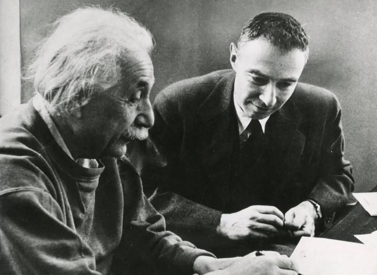 $!Albert Einstein diría del científico: “El problema con Oppenheimer es que ama [algo que] no lo ama: el gobierno de los Estados Unidos.