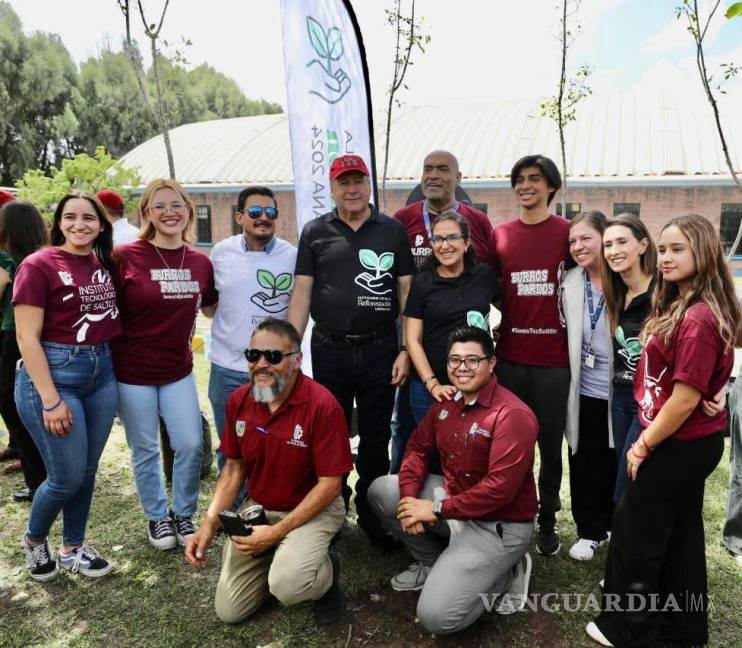 $!Alumnos y maestros del ITS participaron en la plantación de más de 200 árboles y plantas como parte del programa de reforestación.