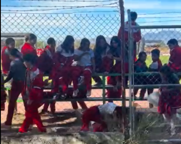 El enfrentamiento ocurrió a plena vista de otros estudiantes, varios de los cuales optaron por grabar la escena.