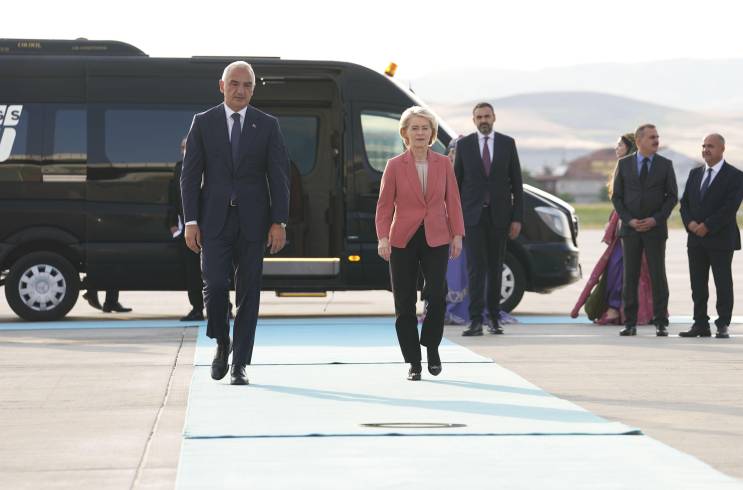 La presidenta de la Comisión Europea, Ursula von der Leyen (c), es recibida por el ministro turco de Cultura y Turismo, Mehmet Nuri Ersoy (I), en el aeropuerto de Esenboga, antes de la 36ª Cumbre de la OTAN en Ankara.