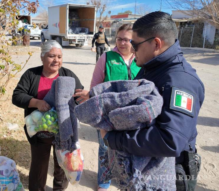 $!Familias reciben cobertores y despensas, mientras el gobierno trabaja en garantizar la estabilidad de servicios básicos.