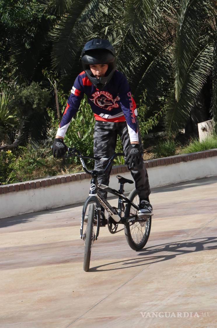 $!En Saltillo, Sebastián alterna entre la escuela y el entrenamiento, apoyado por su mamá Karina, quien ha sido clave en su formación deportiva.
