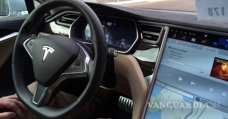 $!Tesla muestra su tecnología de manejo autónomo a inversores