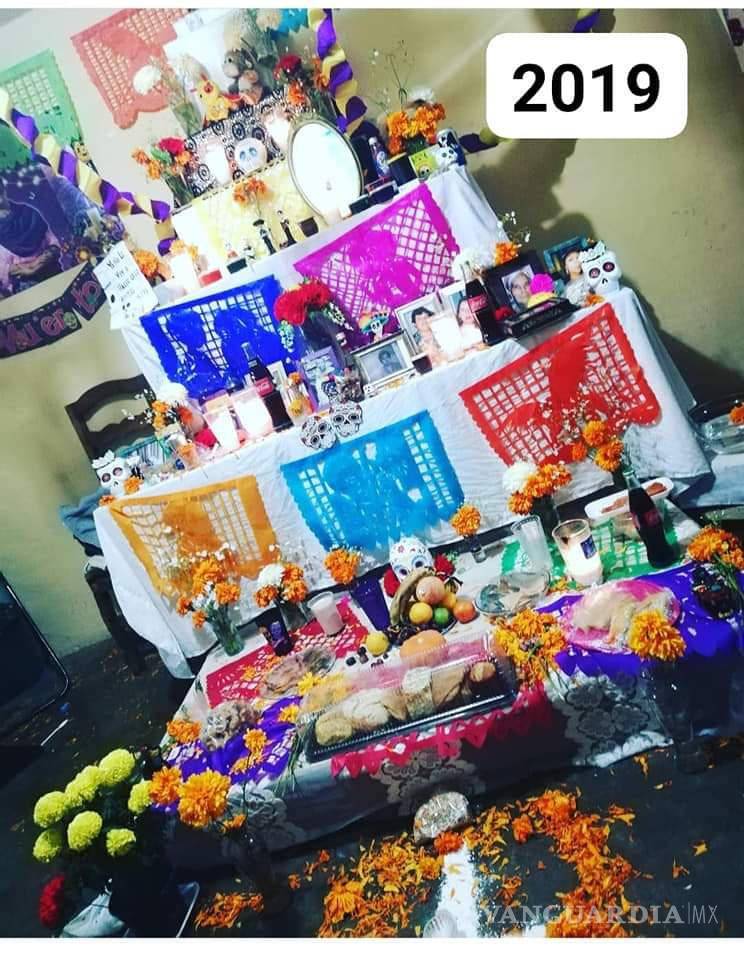 $!Familia saltillense dedicó su altar del Día de Muertos a 16 personas y 10 mascotas; colocan altares desde 2017