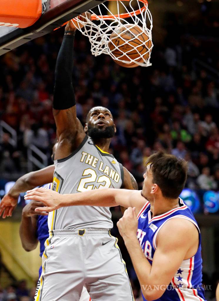 $!LeBron hace la jugada más hermosa de la temporada, pero pierde el juego