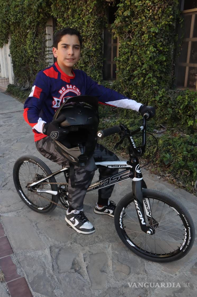 $!Con el uniforme de su equipo BS Racing Saltillo, Sebastián entrena casi todos los días bajo la guía del coach Santiago Rivas.