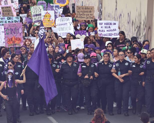 La presencia de elementos de policía durante la marcha del Día Internacional de la Mujer en Saltillo generó debate en redes sociales entre asistentes y colectivas participantes.