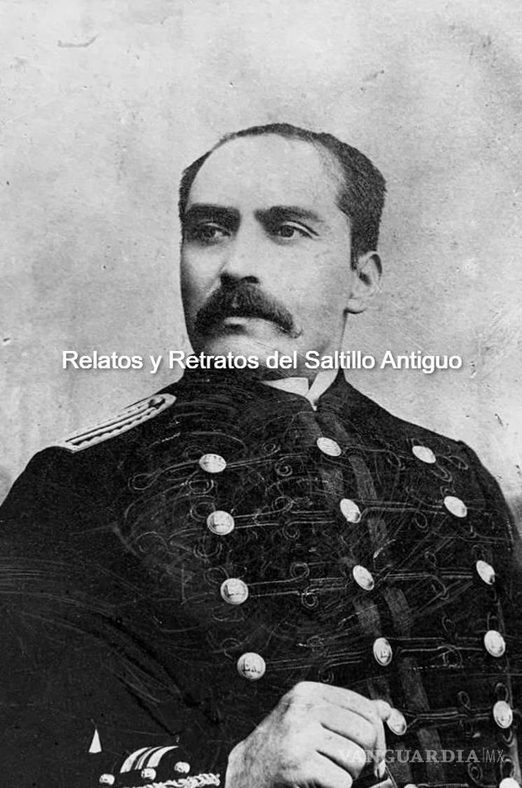 $!En esta imagen inédita, Victoriano Huerta muestra una expresión firme, la mirada fija y el rostro sin sonrisa: reflejo de una personalidad seria, decidida... y un tanto siniestra. La postura erguida, el porte marcial y el gesto firme de la mano revelan seguridad en sí mismo y orgullo por su posición. El uniforme militar, cuidadosamente abotonado y decorado, refuerza su apego al orden, la disciplina y la jerarquía.