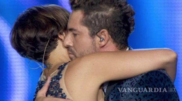 David Bisbal rechaza beso de Chenoa en pleno concierto y lo tunden en redes