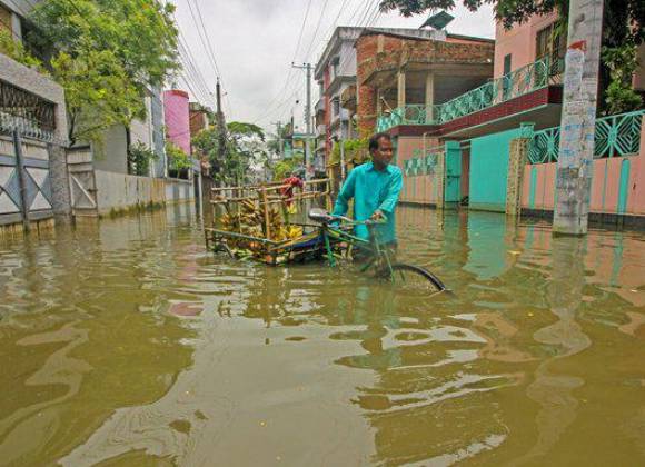 Inundaciones en Bangladesh e India dejan al menos 60 muertos