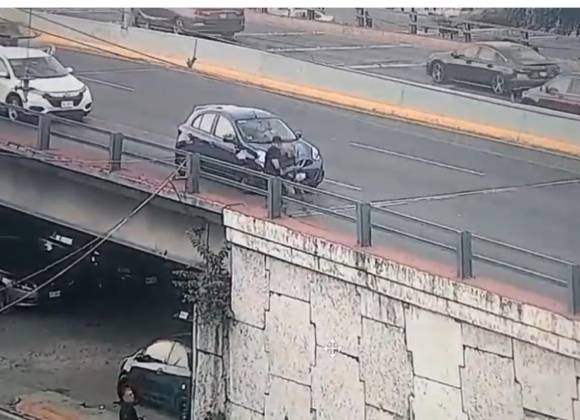 Policías ministeriales evitan que hombre se lance de puente en Monterrey, Nuevo León