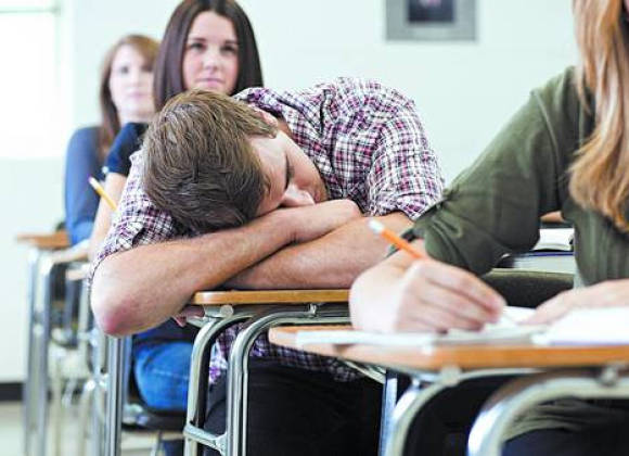 Estudiantes duermen poco y 10% se duerme en clase; celulares contribuyen a  los trastornos del sueño