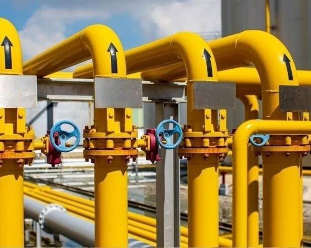 Especialistas advierten que alcanzar la autosuficiencia requeriría perforar hasta 3,500 pozos anuales y una inversión de 35,000 millones de dólares al año, un reto financiero y operativo monumental para la petrolera.