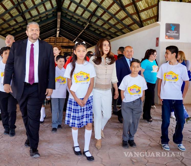 $!Padres de familia, maestros y funcionarios municipales participaron en el recorrido por las instalaciones, que pronto estarán abiertas al público.