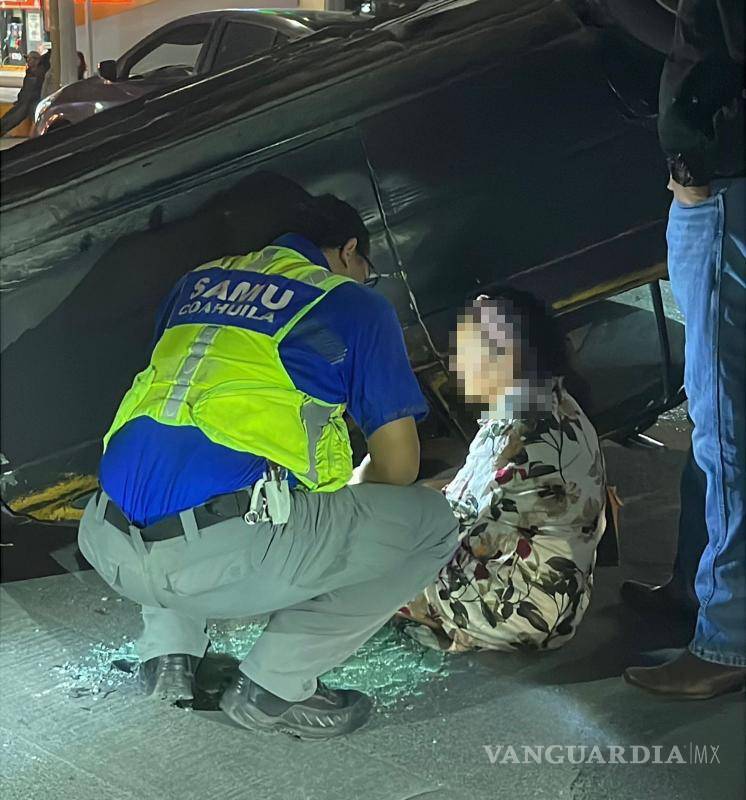 $!Paramédicos de la Secretaría de Salud brindaron atención a la conductora, quien presentó presión alta tras el accidente.
