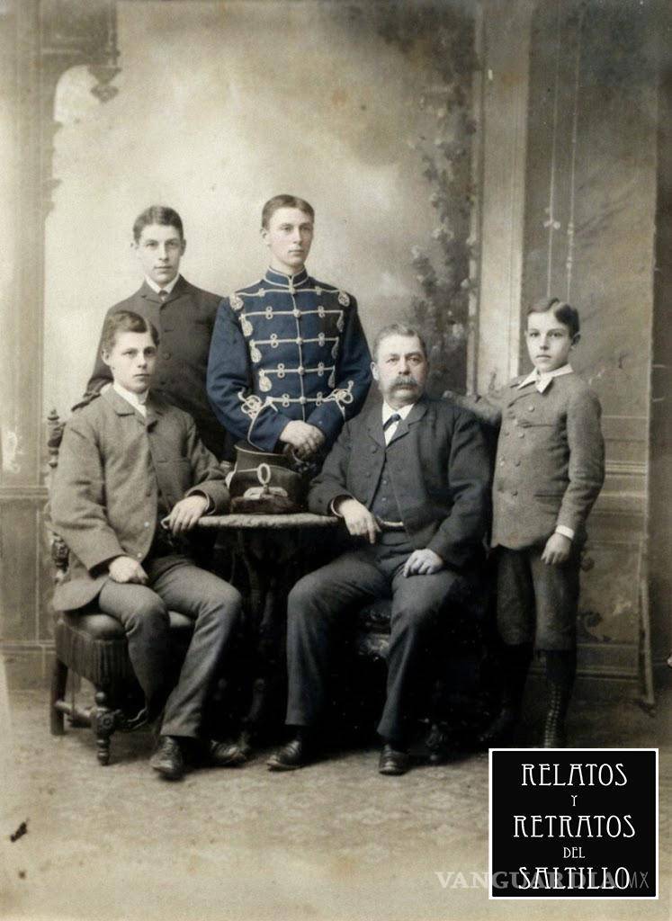 $!Johann Georg Friedrich Gossmann con sus hijos. Augusto, sentado, arriba Wilhelm, George y Walter.