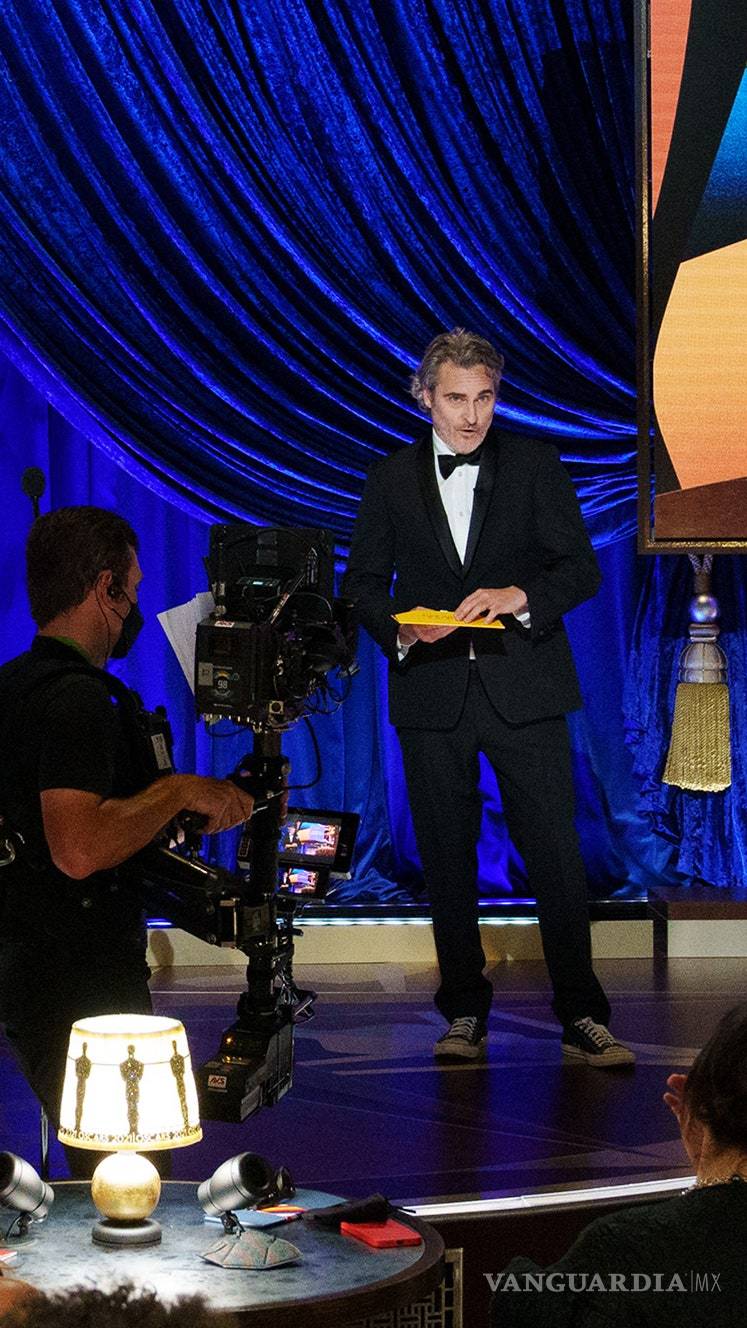 $!Joaquin Phoenix vuelve a vestir su esmoquin Stella McCartney por sexta vez en los Oscar 2021