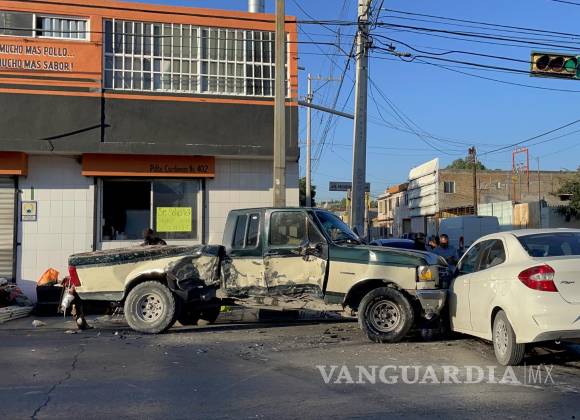 Joven se pasa el semáforo en rojo y provoca aparatoso accidente en Saltillo