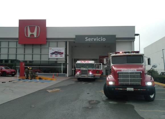 Se incendia comedor de la agencia de autos Honda de Saltillo; vigilante termina intoxicado