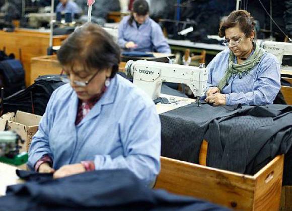 Más mujeres aceptan jornadas extensas de 56 horas de trabajo semanal para mejorar sus ingresos