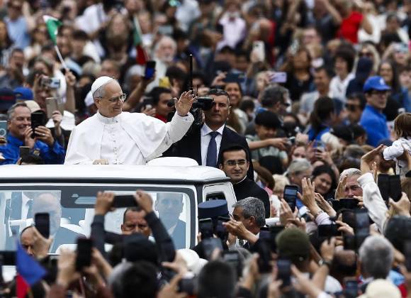Papa León XIV realiza su primera audiencia general en la plaza de San Pedro; recuerda al papa Francisco