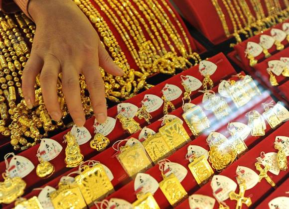 Oro baja lastrado por alivio en tensiones comerciales entre países