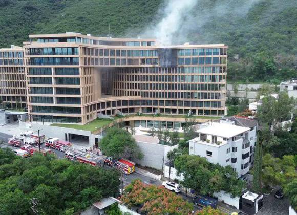 A fire in a building in San Pedro Garza García, Nuevo León, displaced more than 200