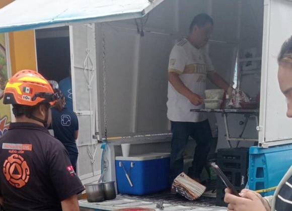 Explosión de tanque de gas en puestos de tacos en Nuevo León deja tres lesionados