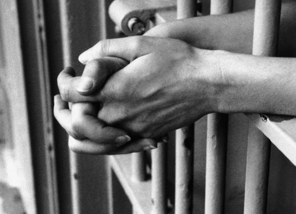 Vinculan a proceso a tres personas en Nuevo León por posesión de armas de fuego y drogas