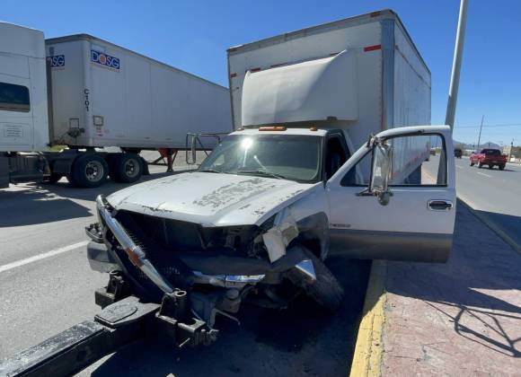 A camión se le levanta el cofre, obstruye la visión de otro vehículo y ocasiona accidente en Saltillo