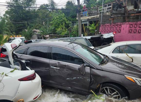 Currents caused by rain dragged 13 vehicles in Guadalupe, Nuevo León