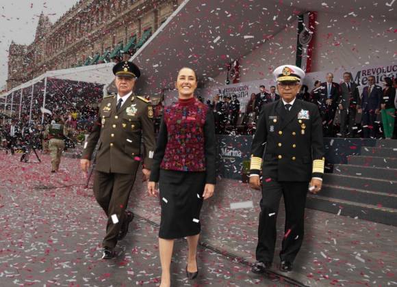 Ricardo Trevilla Trejo, secretario de la Defensa Nacional; Claudia Sheinbaum, Presidenta de México, y Raymundo Pedro Morales Ángeles, secretario de Marina, encabezaron el 114 Aniversario de la Revolución Mexicana en el Zócalo.