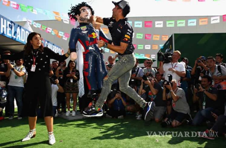 $!Pilotos de la F1 rompen piñatas previo al arranque del Gran Premio de México