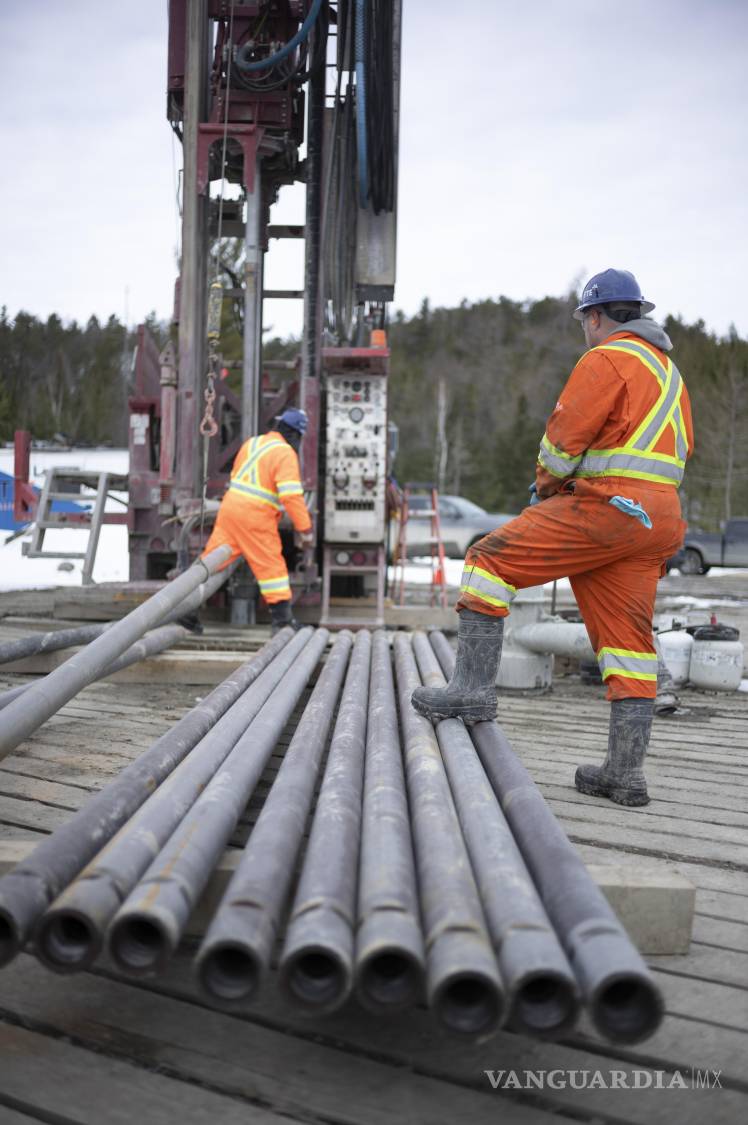 $!Trabajadores en la plataforma de perforación operada por Vema Hydrogen en Thetford Mines, Quebec, Canadá.