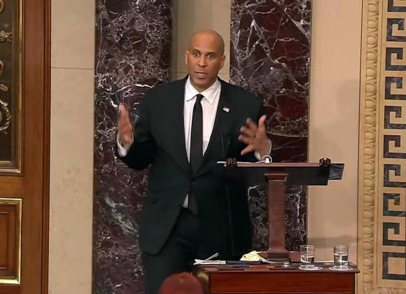 Cory Booker da un histórico discurso de más 25 horas contra de Donald Trump en el senado