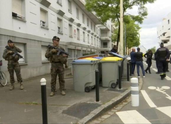 Estudiante asesina a puñaladas a compañero en secundaria de Francia