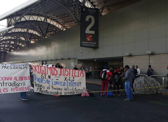 Bloqueo De Extrabajadores De Aduanas En La Terminal 1 Del AICM, Cumple ...